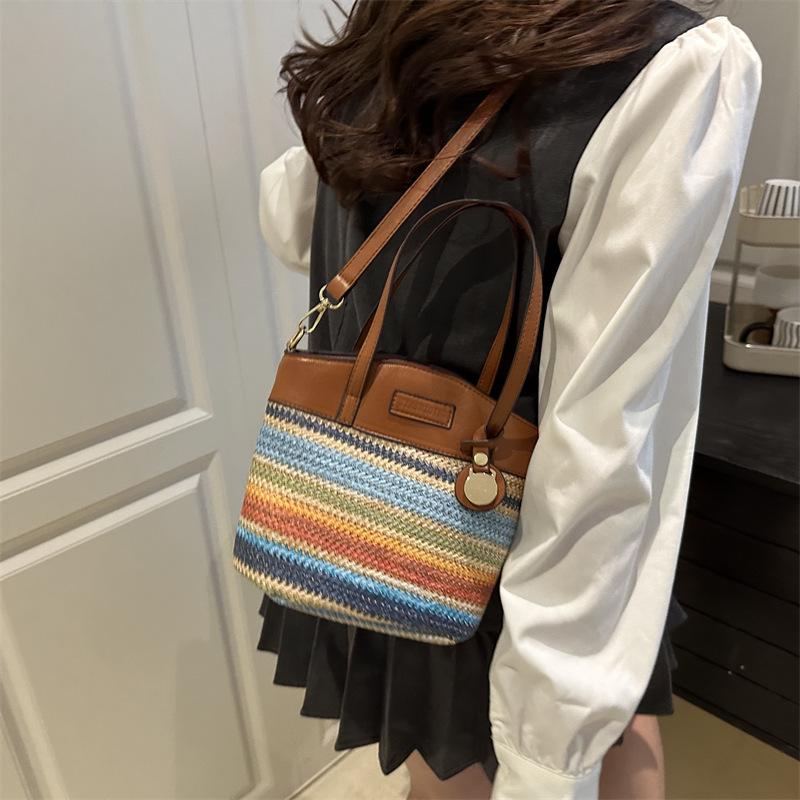 2025 Super Fire Retro Contrasting Color Splicing Woven Hand-held Straw Bag Women's High Sense Summer Messenger Mobile Phone Bag