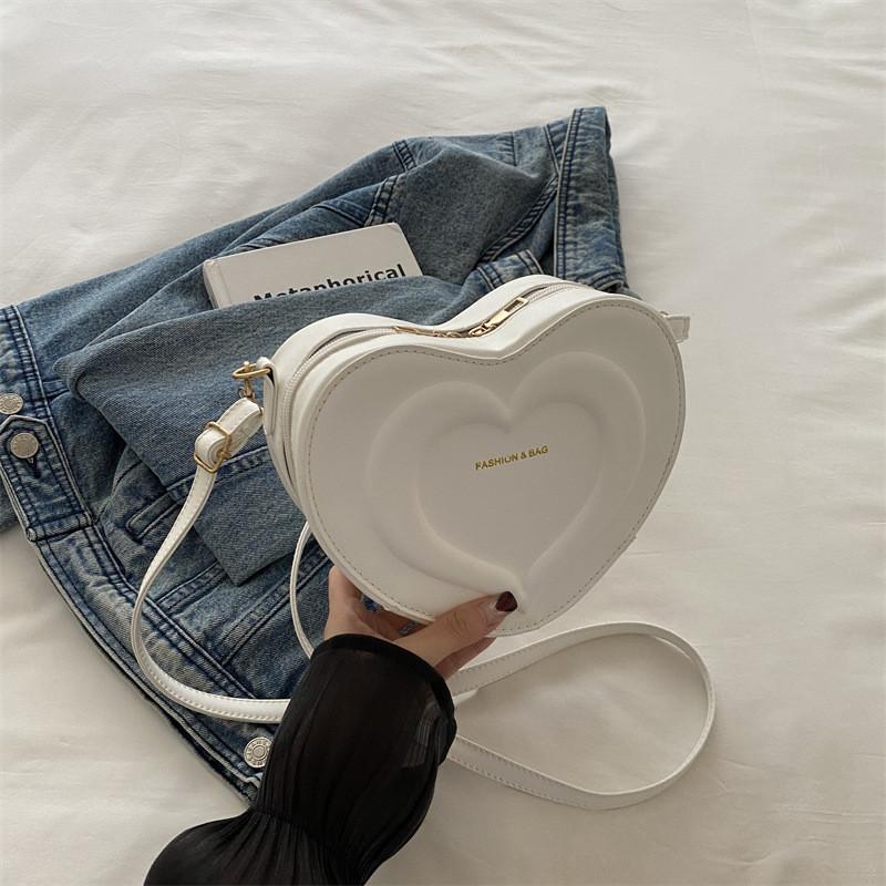 Fashionable 2024 Autumn Minimalist Colorblock Heart Shaped Shoulder Bag For Trendy Individuals
