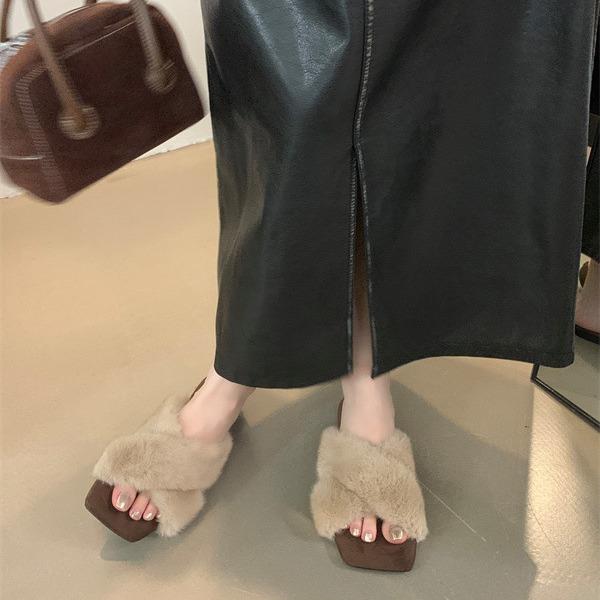 2025 autumn and winter Korean version of thick-bottomed cross-strapped fluffy slippers for women wearing lazy indoor and outdoor slippers