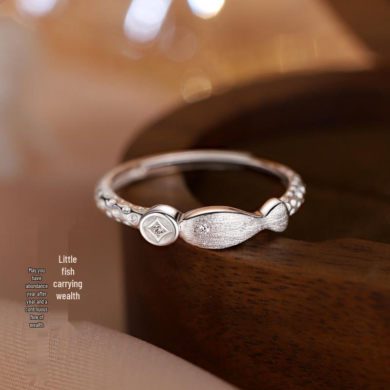 

Versatile Brushed Coin Fish Ring for Women – Exquisite, Light Luxury Design, Perfect for Index Finger.