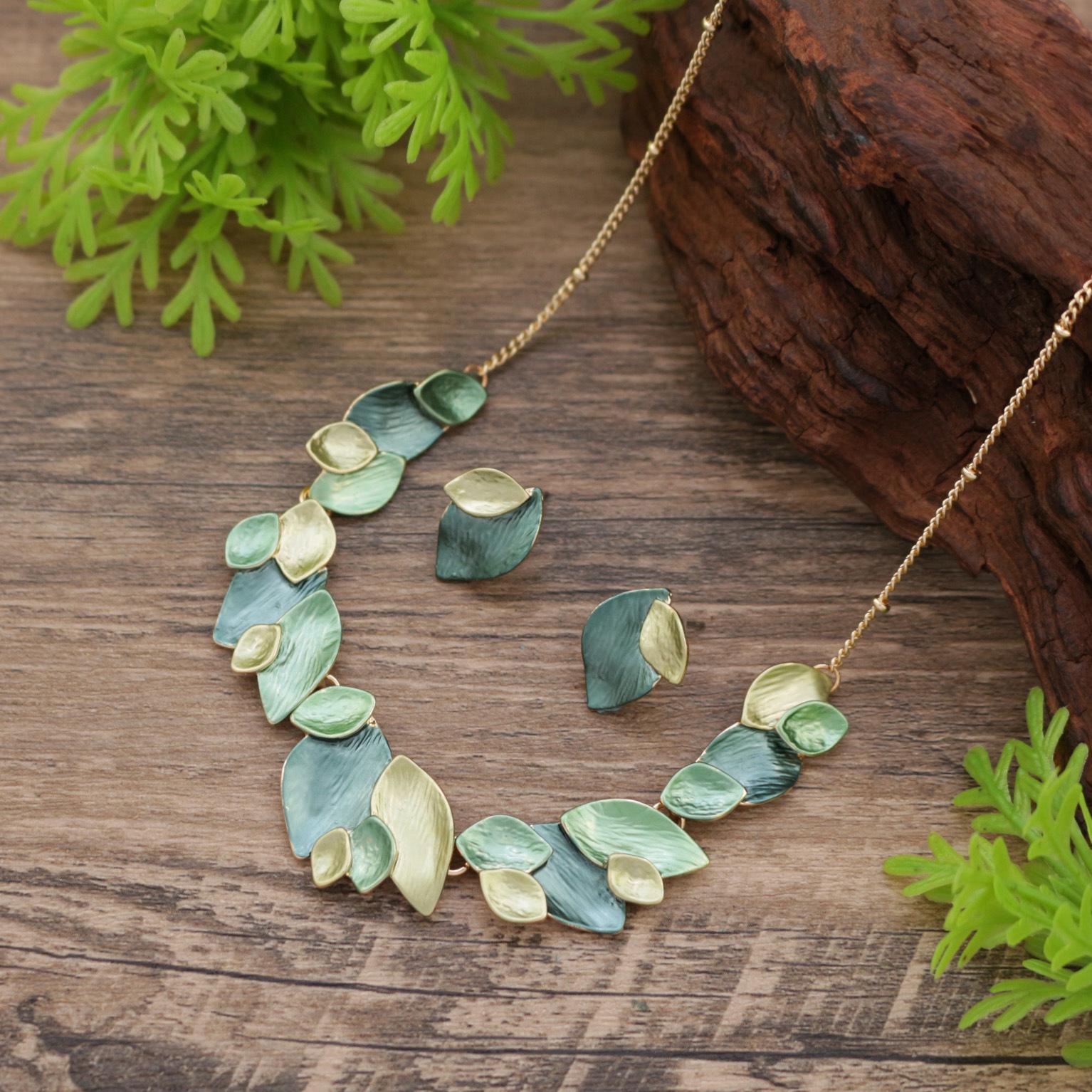 

Новый цветной набор сережек-пусетов с геометрическими листьями и ожерелья, женское универсальное ожерелье премиум-класса с листьями