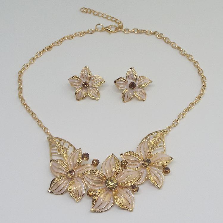 

Exquisite European & American Style Statement Flower Pendant Necklace with Gemstone Accents