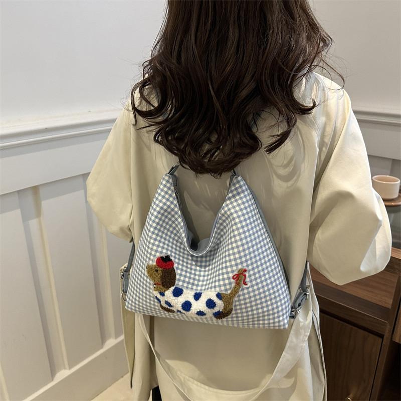 Trendy And Versatile Women's Shoulder Bag With Spacious Interior For Daily Use