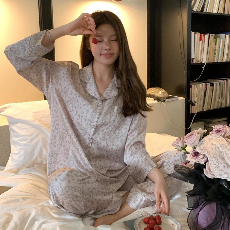 

Пижама в корейском стиле, французская мода, с леопардовым принтом, из ледяного шелка, для женщин, комплект с длинными рукавами и брюками для осени и весны M