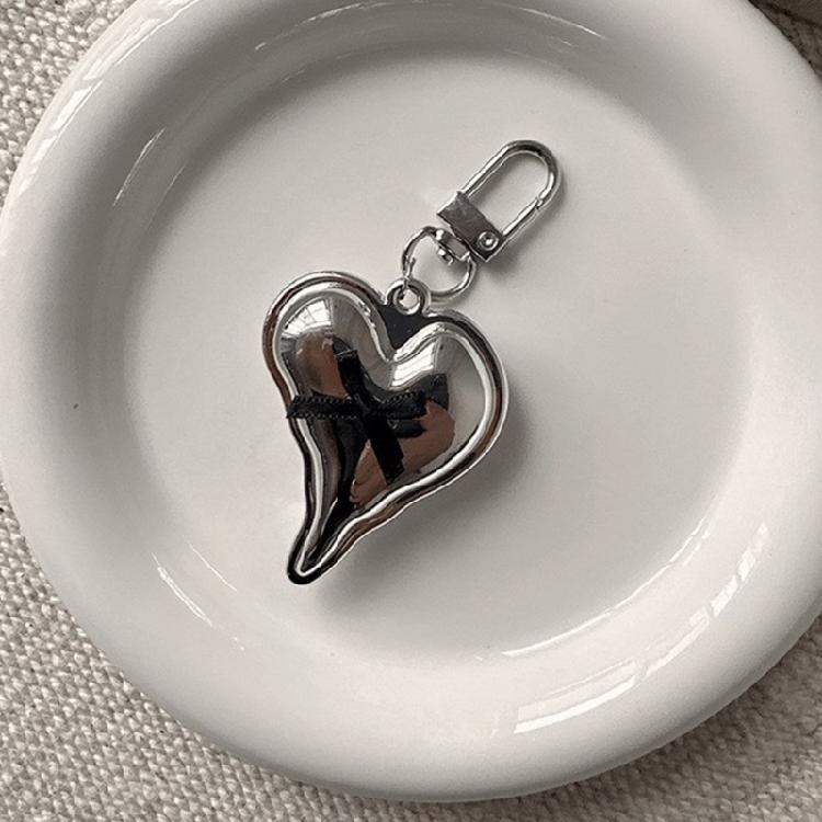 Fashionable Silver Love Heart Bowknot Keychain Charm Sturdy Pendant for Modern Styles Camera and Bag Decoration
