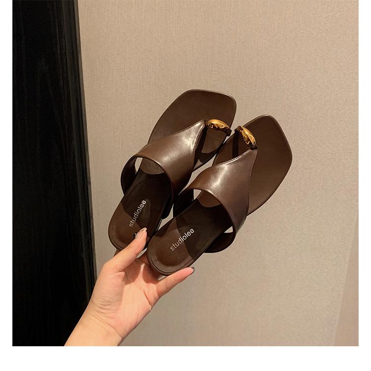 

Sheepskin version of grape mother, the same herringbone metal cover toe leather slippers, women s summer wear square head low heel cool slippers 40