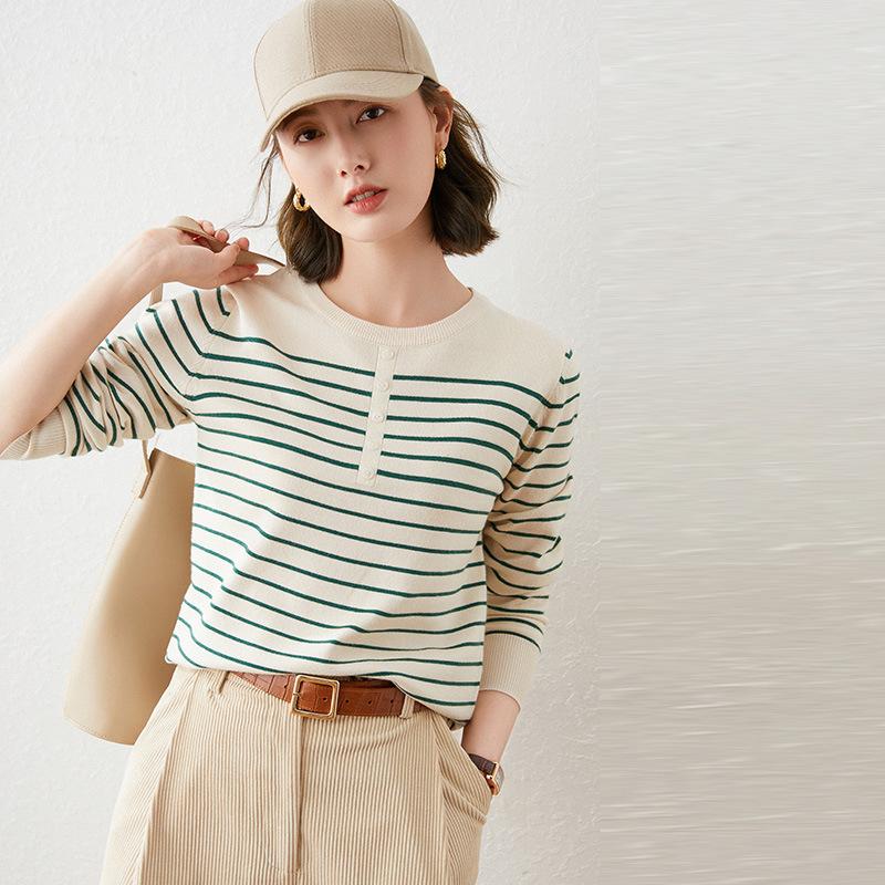 Striped long-sleeve knit top for women, 2026 spring and autumn new style, short Korean version, loose casual inner sweater