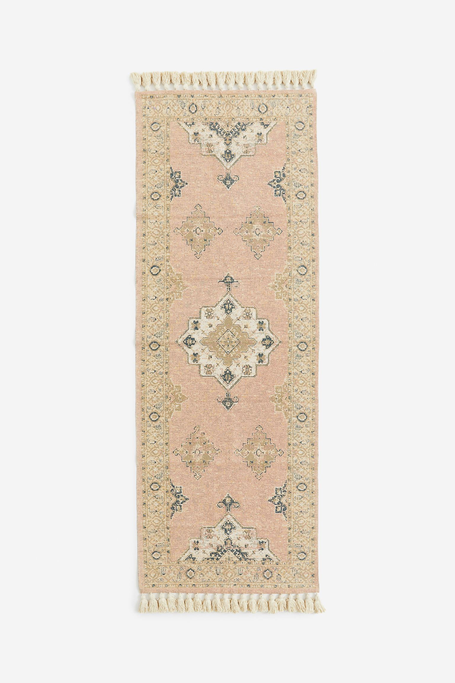 

Ковер с бахромой и узором