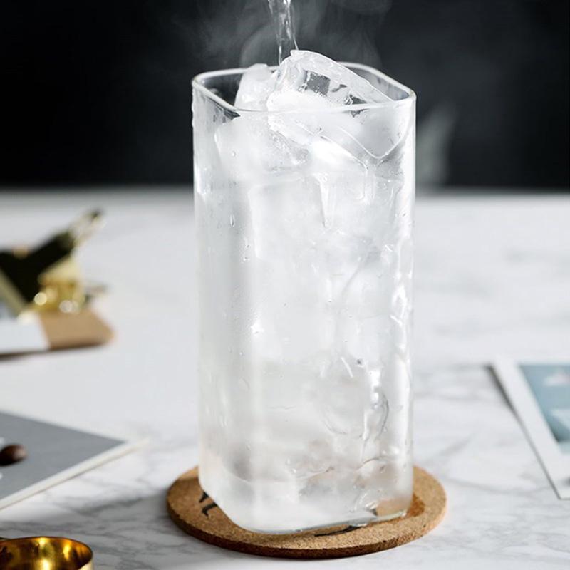 Cană pătrată din sticlă transparentă cu băutură rece, cu gheață, apă, lapte, ceai, ceai de băut, pahar de vin, ceașcă de cafea, restaurant, bar acasă