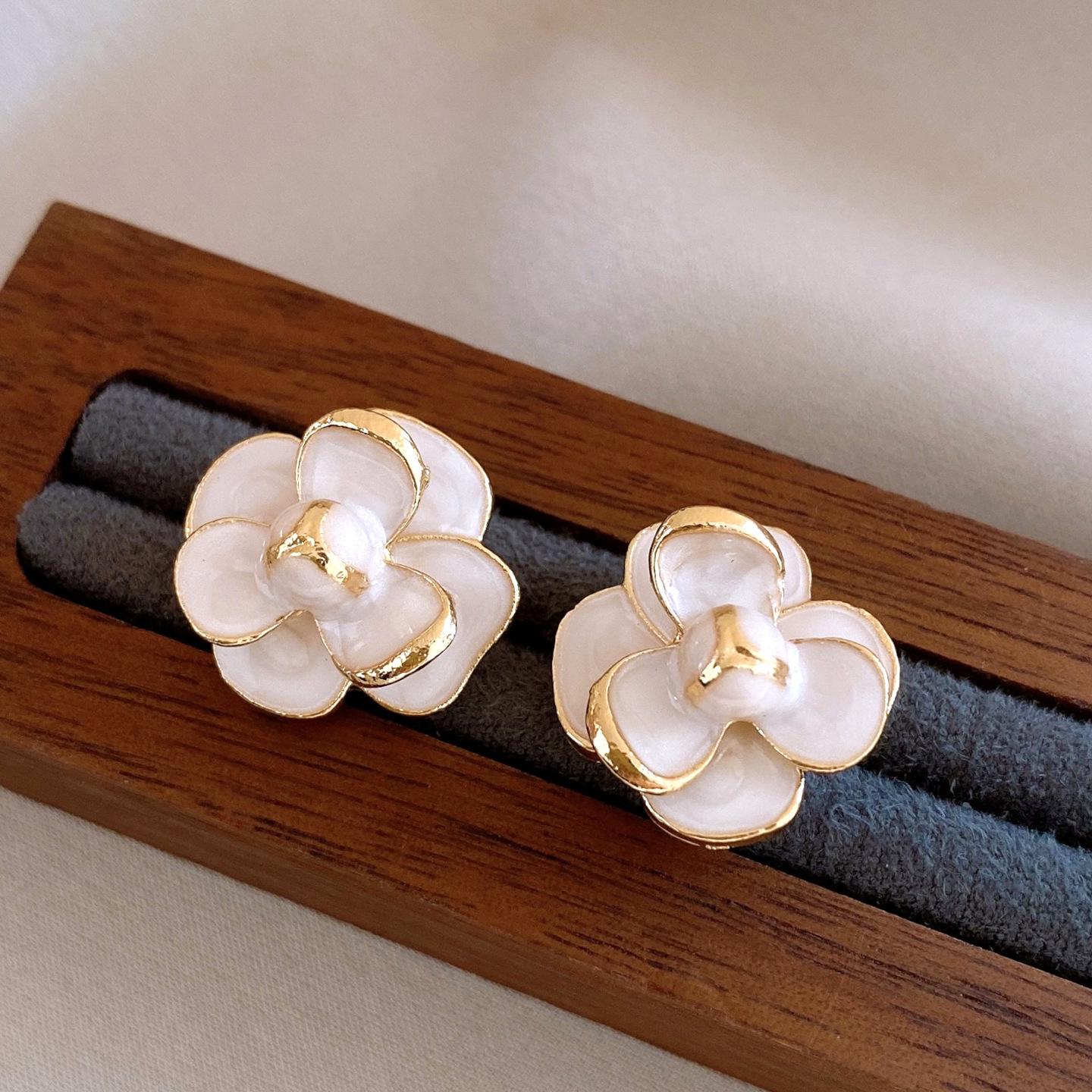 French retro temperament dripping flower earrings, small fresh and sweet versatile earrings.