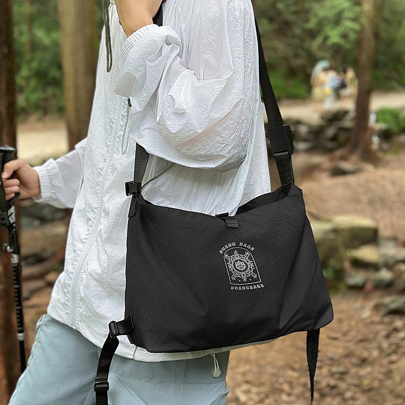 

New shoulder tote bag simple and fashionable versatile bag commuting large capacity lightweight adjustable messenger bag чорний