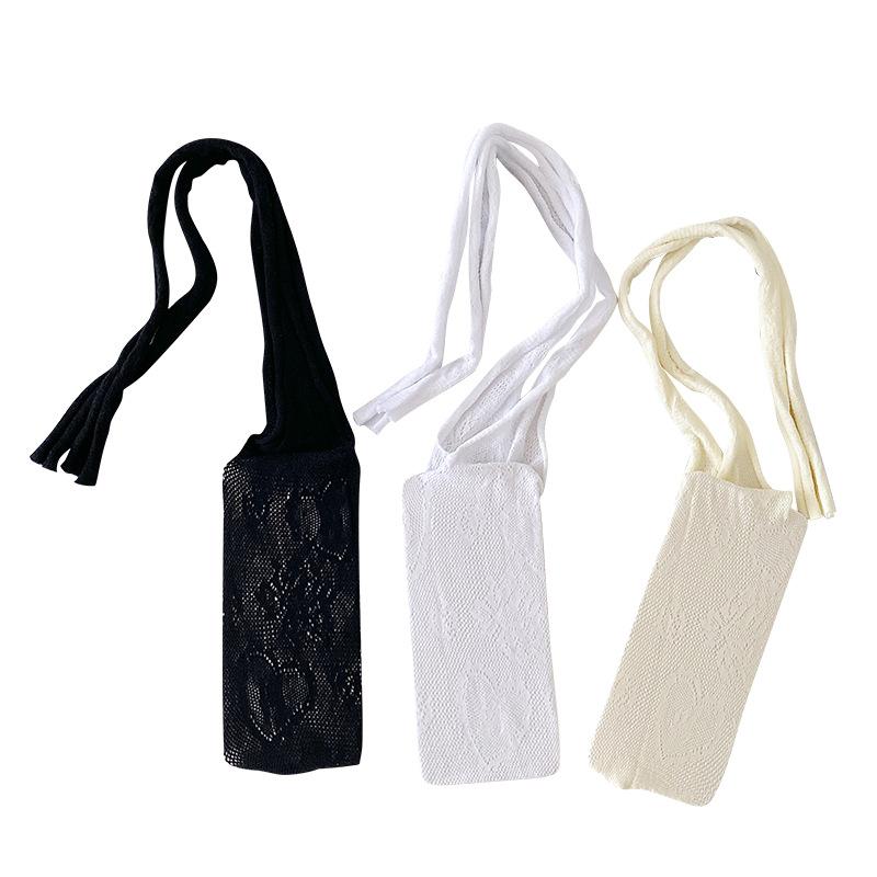 Tunna Spetssnörningsstrumpor för Vår, Höst och Sommar, med Ett Utskuret Kors Halvvägs Upp på Vadmuskeln och En Hjärtformad Blomma som Når Knät