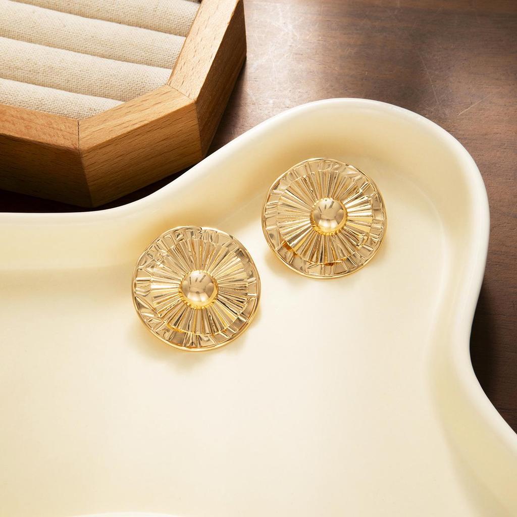 Vintage Metal Pleated Round Button Earrings: Cross-Border High-End Statement Studs for Women