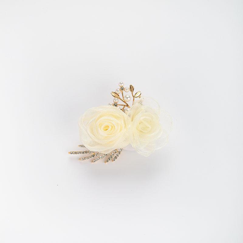 Bílá náramková kytice pro družičku: Náramek s vílími květy pro svatbu a oslavy sestersví