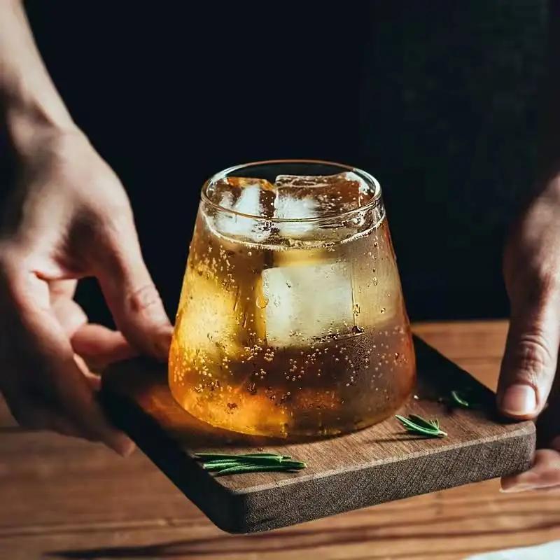 Monte estilo japonês. Caneca de cerveja de vidro Fuji, copos para café da manhã, leite, suco, copo, rede, uísque vermelho, vidro, blackjack, ins, café, utensílios para bebidas
