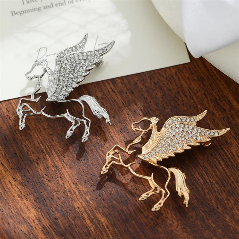 Fashion Rhinestones Alloy Horse With Wings Brooch Zodiac Pony Pins Women Men Clothing Accessory Suit Lapel Corsage New Year Gift