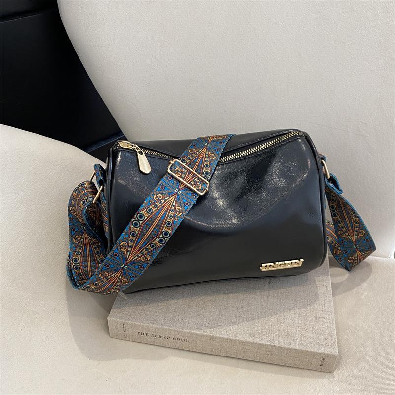 

2024 Зимняя новая женская простая модная сумка через плечо, модная повседневная легкая сумка через плечо большой емкости чёрный