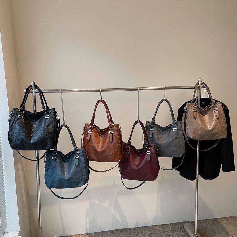 2025 New Shoulder Bag Large Capacity Fashion Texture Handbag Retro Simple Elegant Messenger Bag Women's Bag