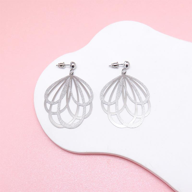 Fashionable Retro Long Hollow Leaves Atmospheric and Versatile High-end Earrings