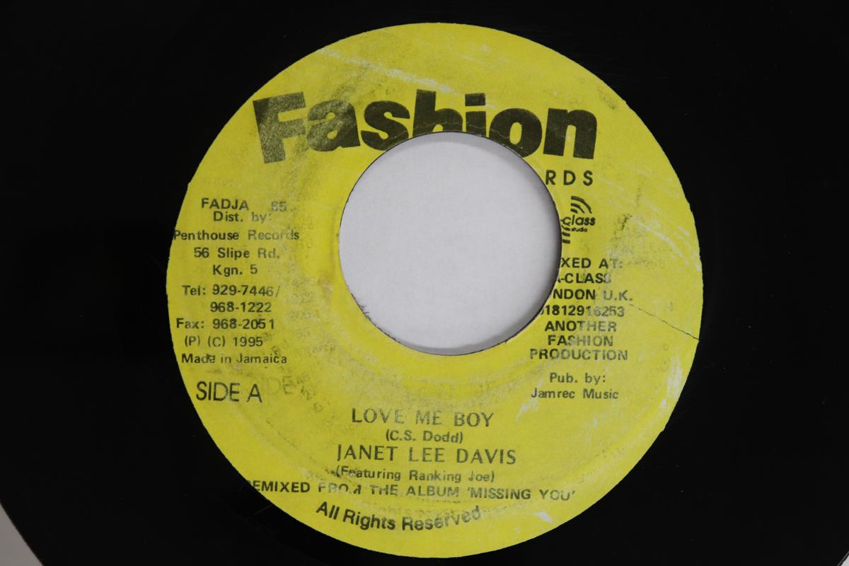 

7-дюймовая пластинка JANET LEE DAVIS, RANKING JOE - Love Me Boy / Do You Remember FADJA65 Fashion Records 1995 Ямайка Регги, Ска и Даб Б/У