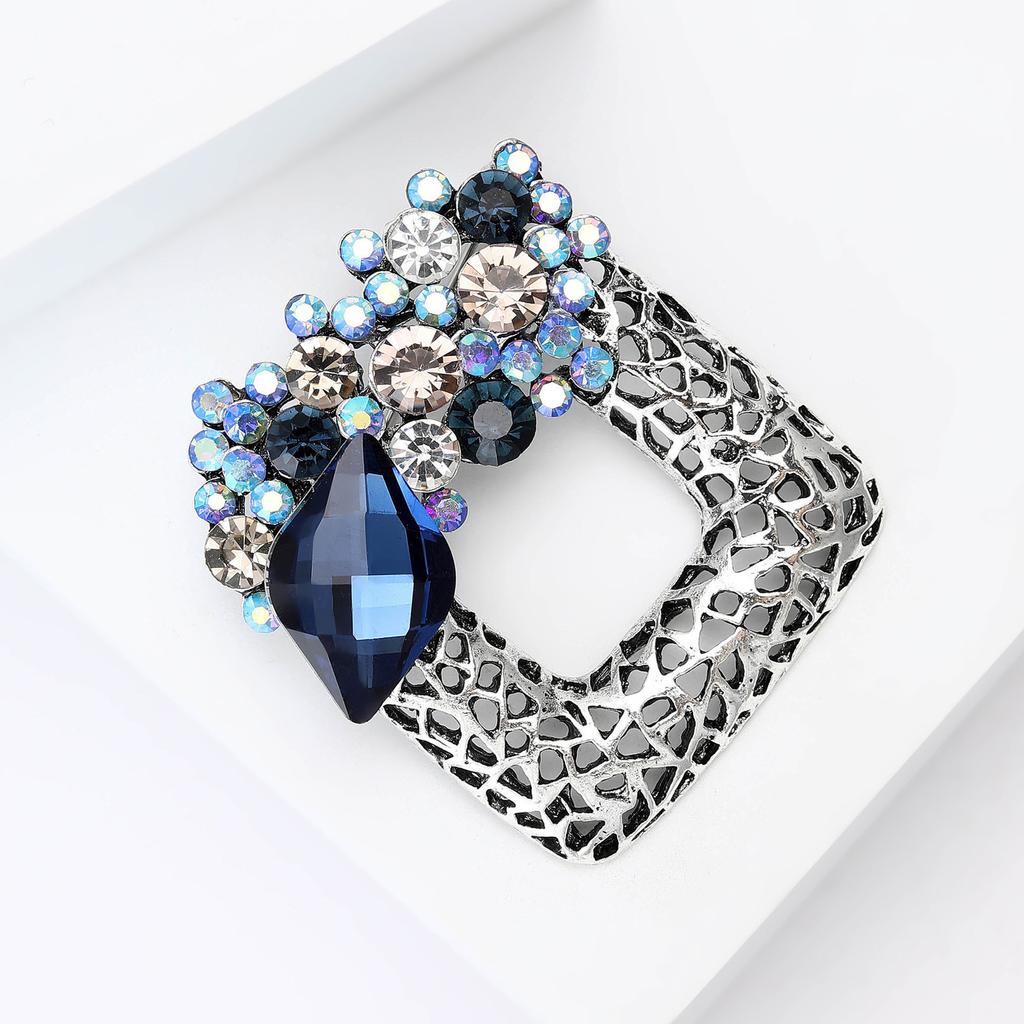 Retro-Leichtluxus hohler quadratischer Blumenkranz Brosche Zubehör modische Luxus geometrische hohle Kristallbroschen