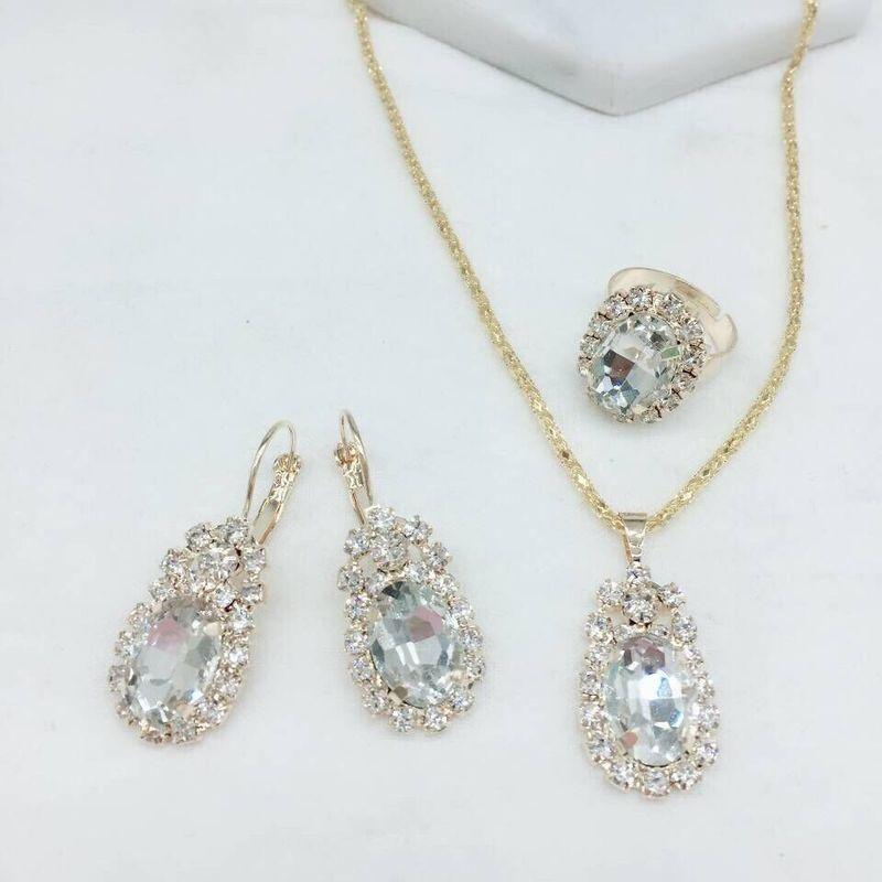

Jewelry Photography Necklace Three-Piece Set to Give Mom Zircon Oval three-piece white