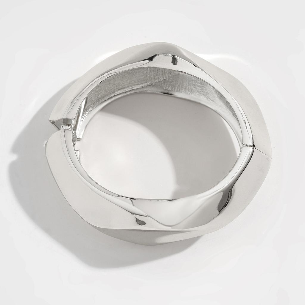 Exaggerated Geometric Metal Section Bracelet, Niche Personalized Design Glossy Spring Buckle Bracelet
