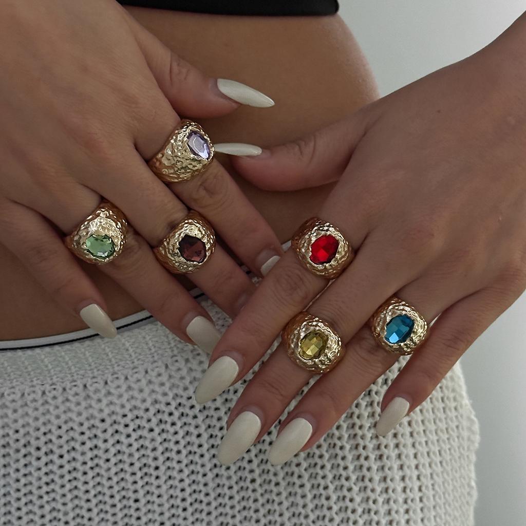 Retro Temperament bunte eingelegte Handschmuckstücke, übertriebener Punk unregelmäßiger geometrischer plissierter Ring