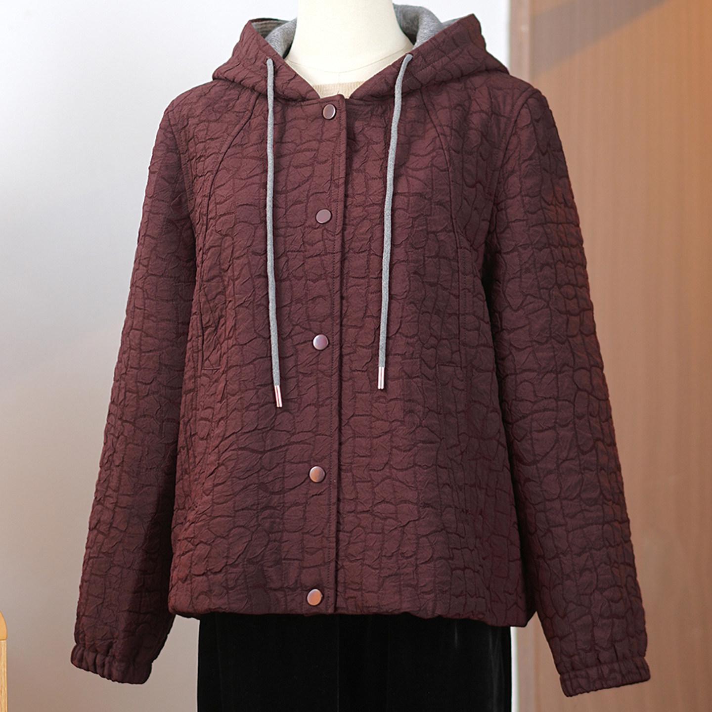 

Stylish Hooded Jacket for Middle-Aged Women - Spring 2026 Plus Size Collection 3XL (128-145 jin) вино красного