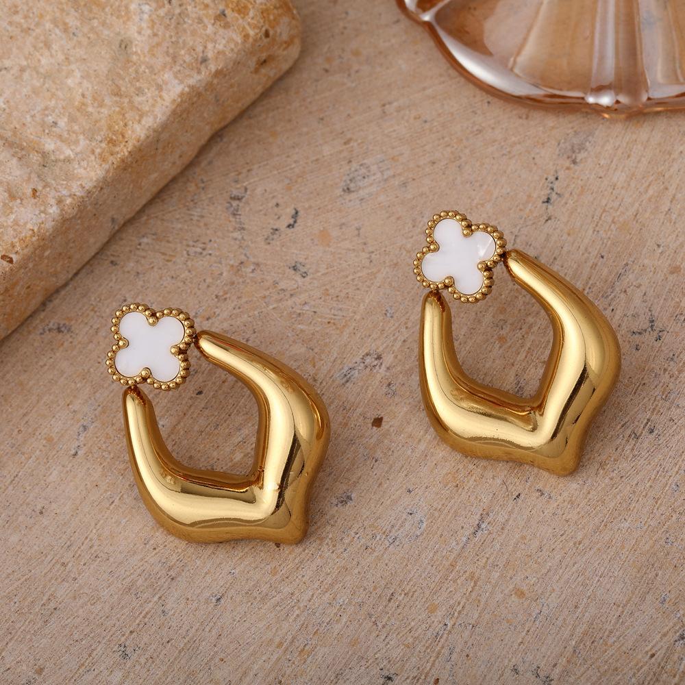 Four Leaf Clover Heart-shaped Titanium Steel Earrings with a Light Luxury and High-end Feel, Personalized and Simple Earrings