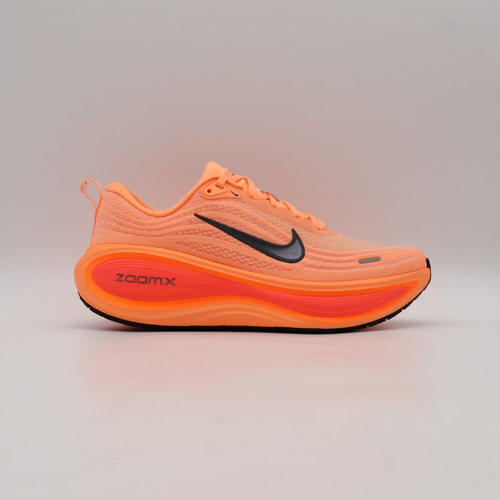 HV8150-801 Nike Vomero Plus Arancione Pulsante Lava Bollente Arancione Totale Nero (Uomini)