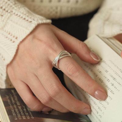 Bague Lignes Entrecroisées Réglable: Bague statement polyvalente et tendance pour index de femme
