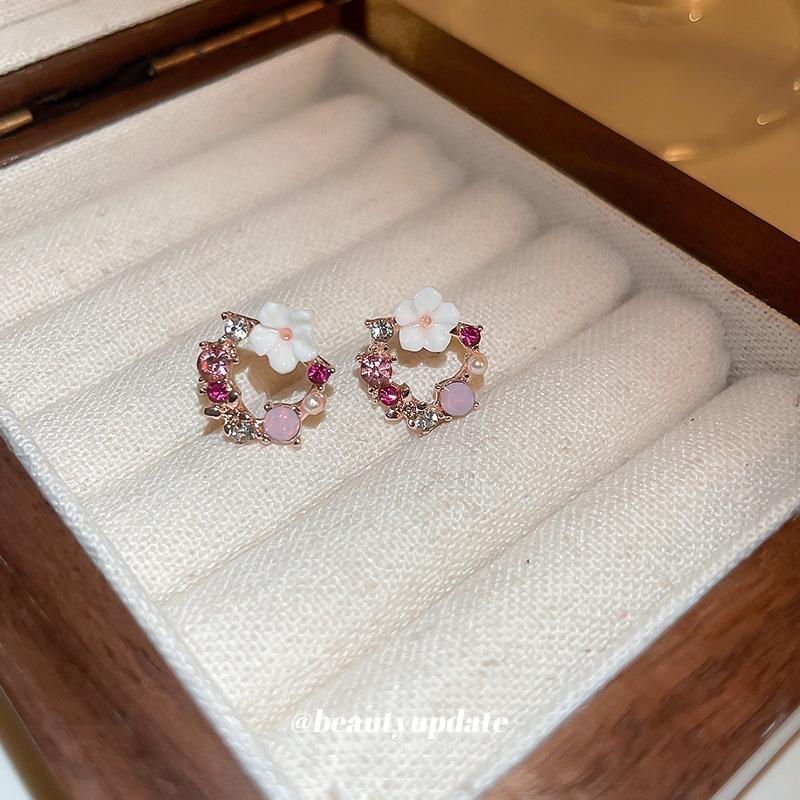 Super flash diamond-set hollow flower pearl earrings, simple personality, fresh and sweet earrings, fashionable versatile earrings wholesale