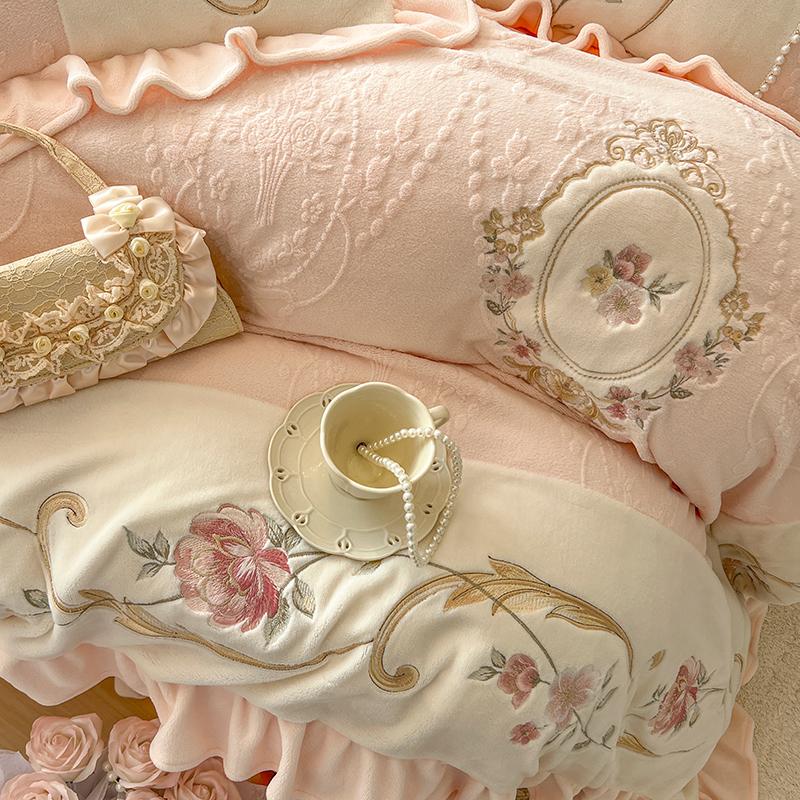 Romantic French Vintage Carved Velvet Lace Ruffles Flowers Embroidery Bedding Set Velvet Fleece Duvet Cover Bed Sheet Pillowcase