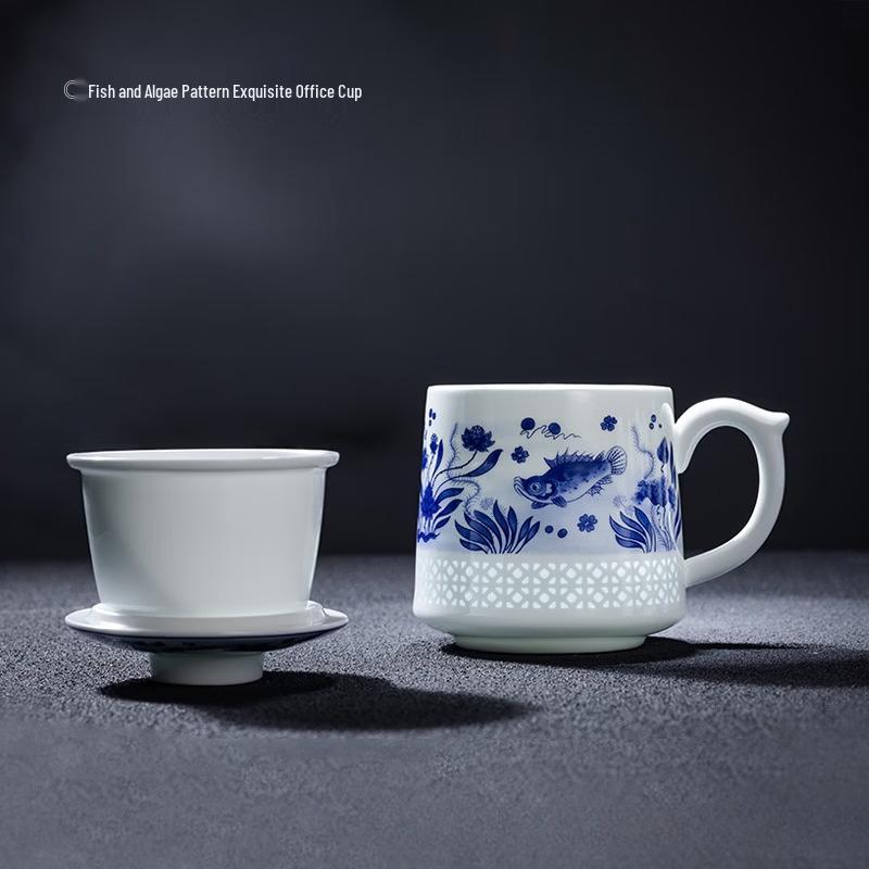 Керамическая офисная кружка Jingdezhen сине-белая с изображением рыб и водорослей
