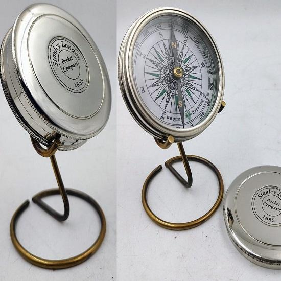 

Серебряный латунный компас «Поэма» 3 дюйма с красивой подставкой для демонстрации. Идеальный настольный аксессуар и красивое дополнение к морской коллекции