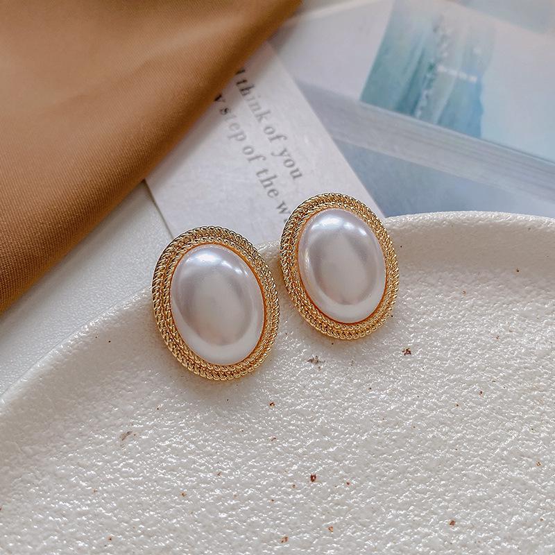 French Retro Palace Style S925 Silver Pearl Earrings – Niche Design, High-End Light Luxury 