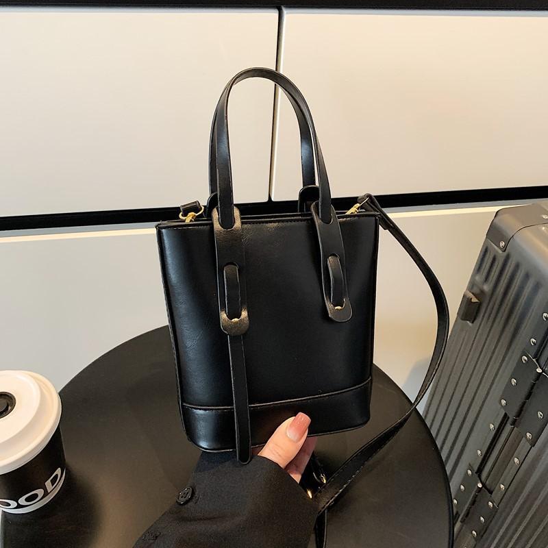 Fashion portable bucket bag women's Korean version of simple casual shoulder bag 2025 autumn niche trend versatile