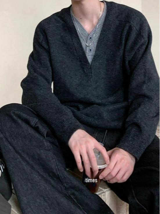 Korean Style Men's V-Neck Knit Sweater: Versatile Fake Two-Piece for Autumn/Winter