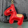מחזיק מפתחות תליון עור סינתטי קסם סוס מחזיק מפתחות עם חבל צבעים עזים מחזיק מפתחות אביזר לתיק