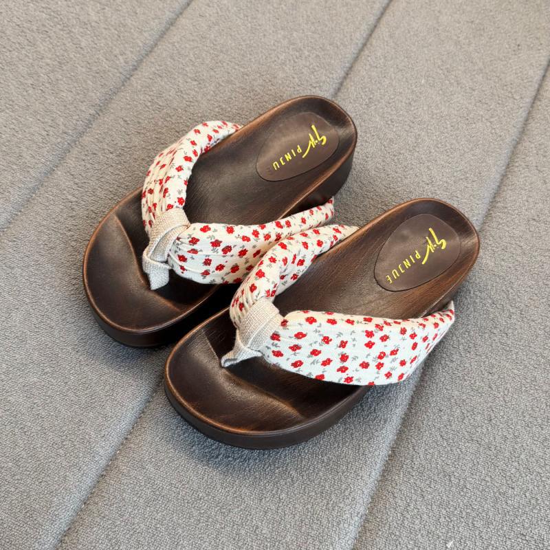 

Small floral flip-flops for women s wear new with skirt thick-bottomed beach sandals 35