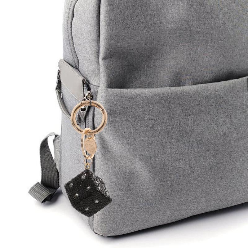 Snygg Modern LegeringsTärningar Nyckelring Hänge Med Glittrande Strass Accent Passar För Dem Som Uppskattar Unik Stil