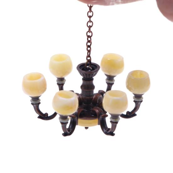 

Миниатюрный потолочный светильник для кукольного домика, изысканная реалистичная миниатюрная люстра, модель игрушки для украшения кукольного домика светло-желтого