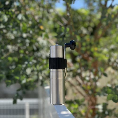 PORLEX Profesjonell Høy Kaffekvern med Håndtaksholder-sett: 60 Malingsnivåer, Lettvekt (292g), Laget i Japan, Keramisk blad, Kverner opp til 3 kopper