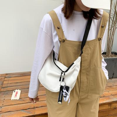Version coréenne du sac à bandoulière en toile unie pour étudiantes femmes Harajuku Vent de Hong Kong Vent noir foncé Sac à épaule minimaliste avec la marée