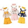 Sommer 2024 Neues Pop-Mädchen-Outfit Baby-Schleifen-Stirnband Ärmelloses Oberteil mit kleinem Blumenmuster und Hosenträgern Unifarbene Shorts Dreiteiliges Set