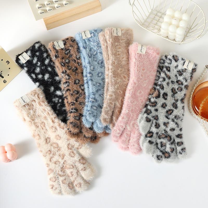 Winter fashion cycling anti-cold dew finger warm gloves can be female leopard print thickened knitted finger wool gloves