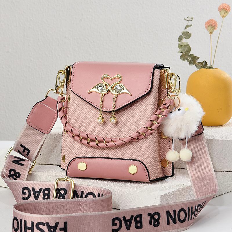 Summer versatile texture women's messenger bag light women's bag bag women's 2025 new trendy shoulder bag soft leather bag