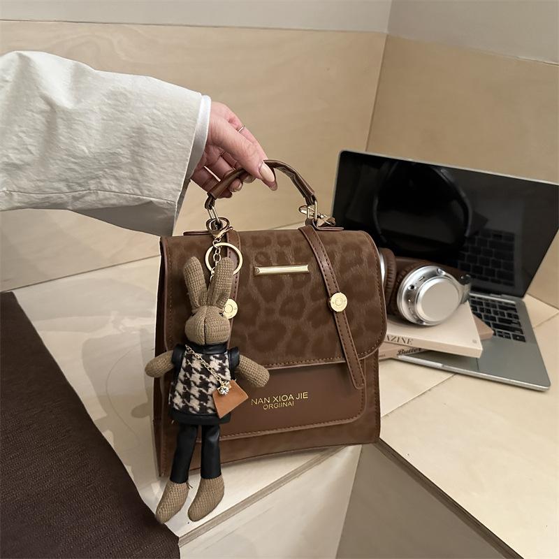 Premium commuter leopard print backpack backpack for women 2 new autumn and winter niche fashion versatile retro messenger bag for women without pendant