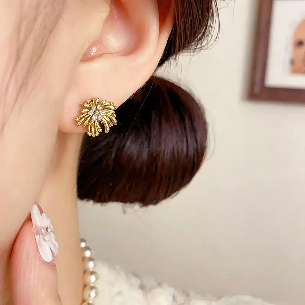 Custom Elegant Zirconia Flower Earrings for Women - Lightweight, Versatile, Fashionable Daily Accessory